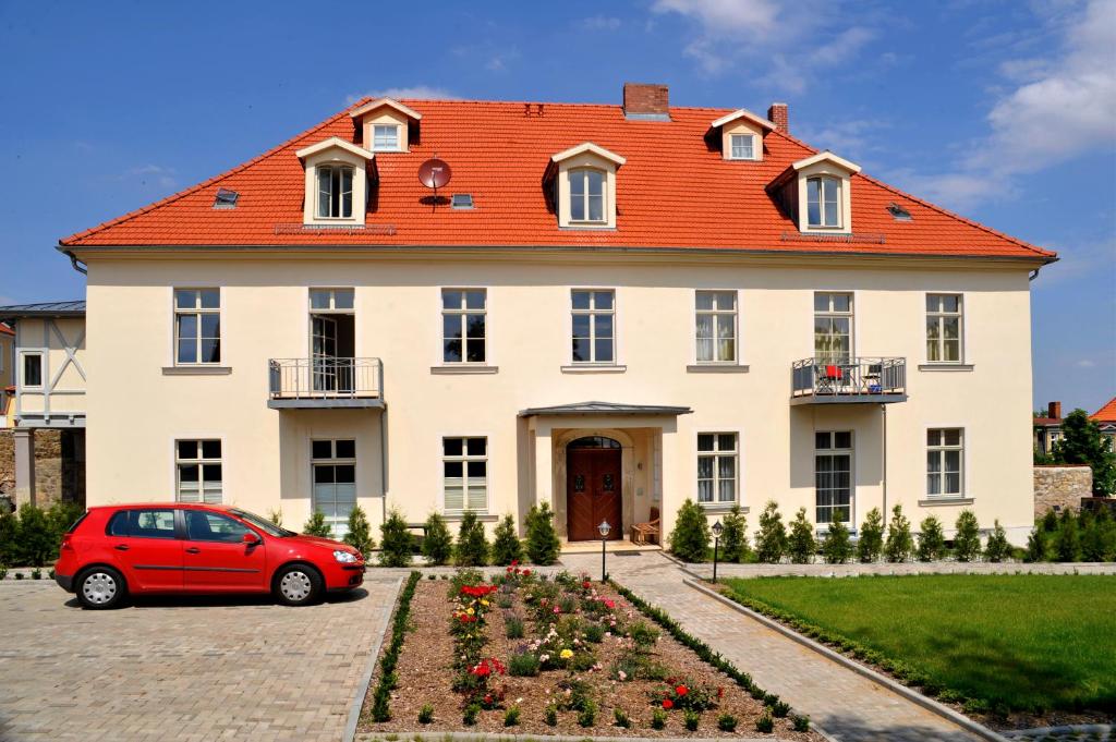 巴伦施泰特雅各布公寓的停在大房子前面的红色汽车