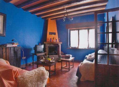 Olave伊巴奥多酒店的蓝色的客厅配有沙发和壁炉