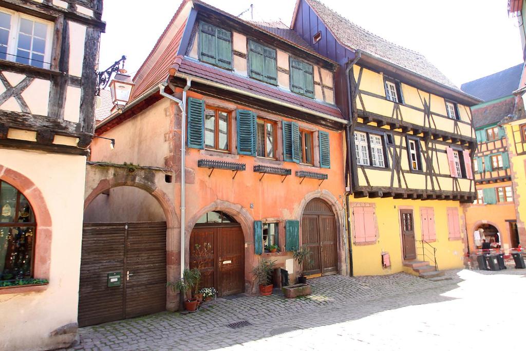 利克维Riquewihr的一座中世纪小镇的小巷,