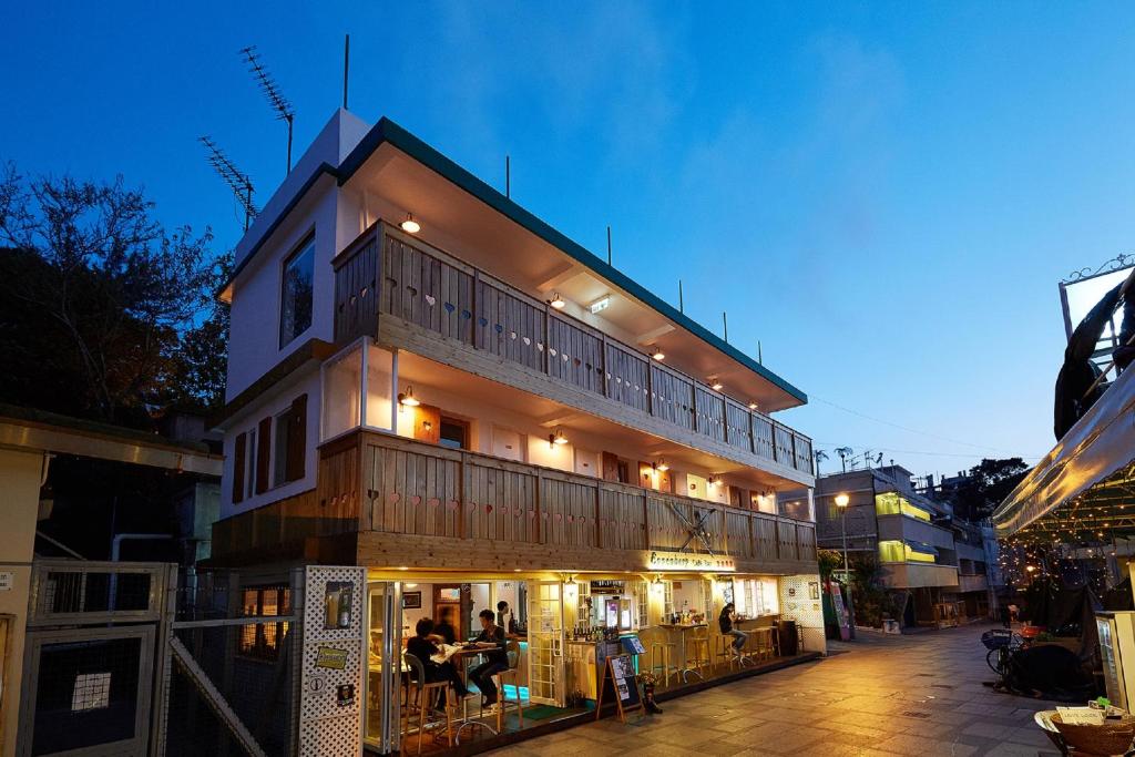 香港长洲B＆B住宿加早餐旅馆的一座建筑,人们在晚上坐在外面