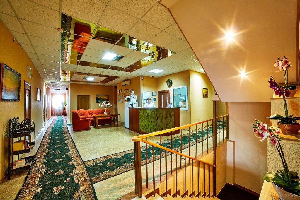 基辅三角洲酒店的医院大厅,有楼梯和等候室