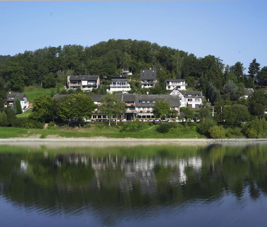 锡默拉特帕鲁舍弗酒店的湖畔小山上的一群房子