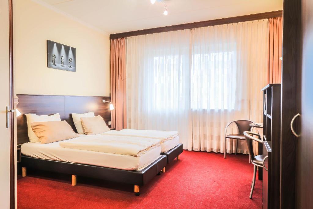 德尔宁恩登布尔特弗兰斯酒店的酒店客房设有床和窗户。