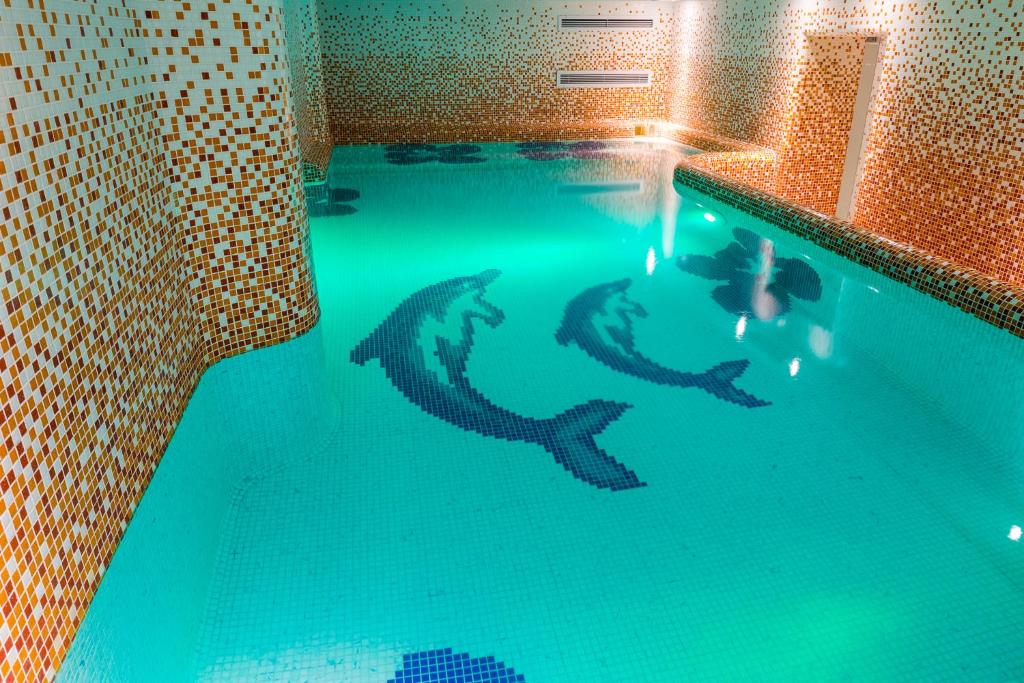 锡纳亚丽城精品酒店的在水中游着鲨鱼的人