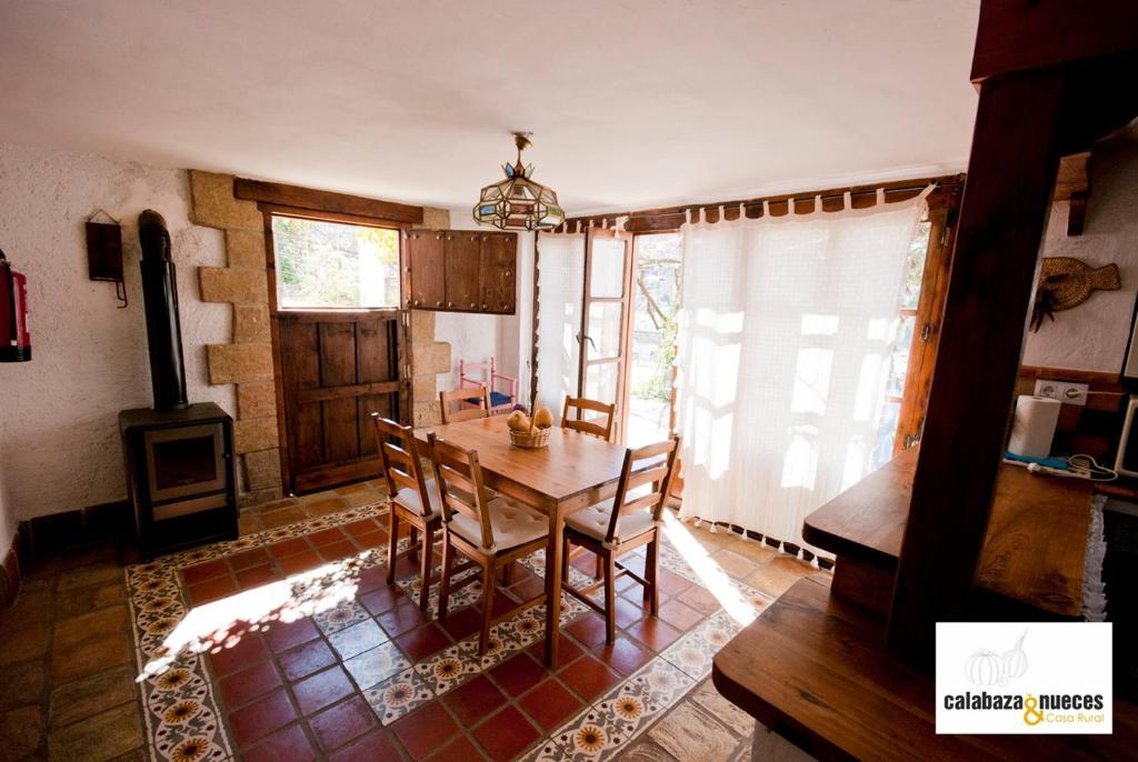卡索拉卡萨乡间卡拉巴匝努埃塞斯旅馆的一间带木桌和椅子的用餐室