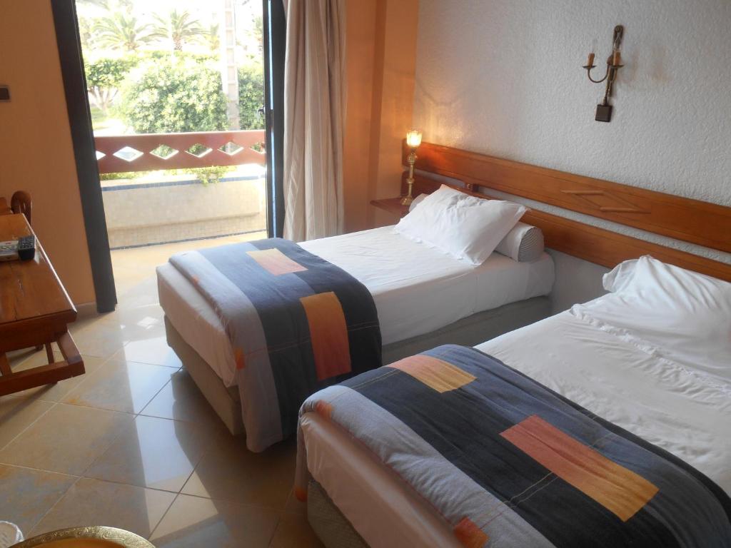 纳祖尔巴贝尔酒店的酒店客房设有两张床和窗户。