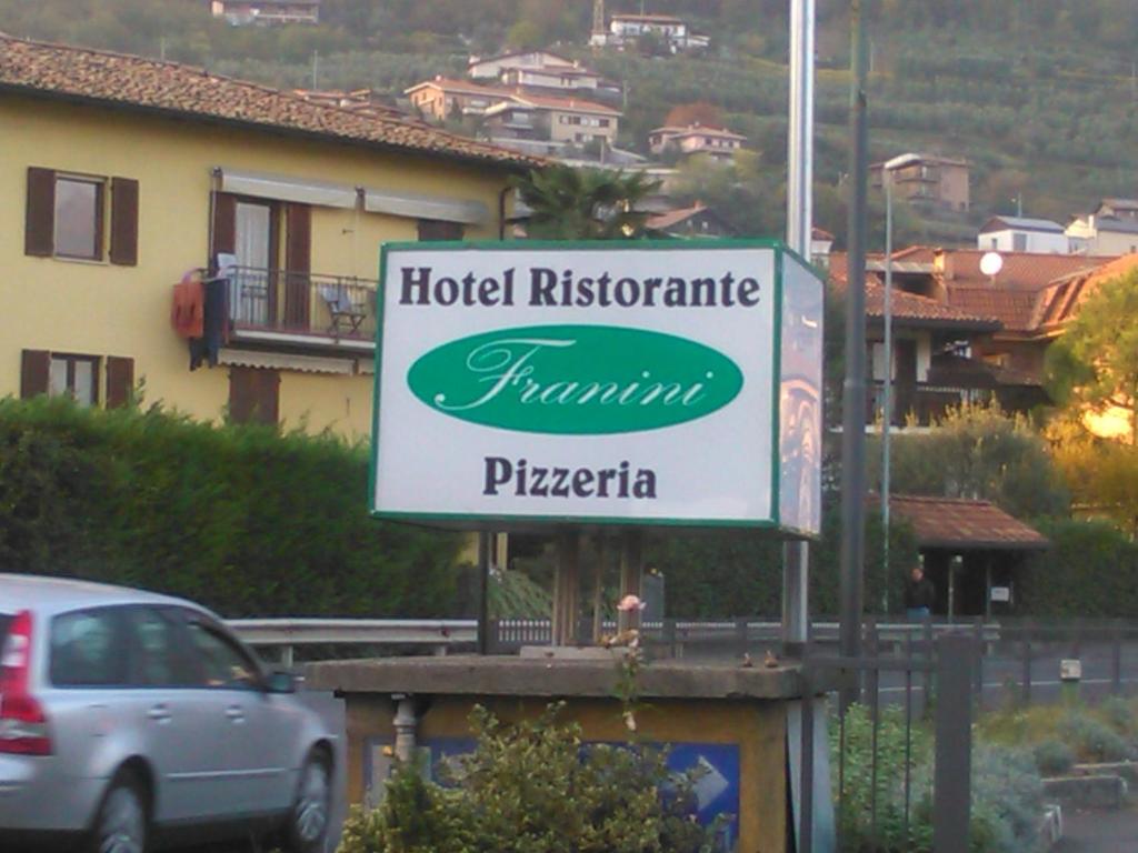 科斯塔沃尔皮诺Hotel Franini的大楼前的酒店餐厅的标志