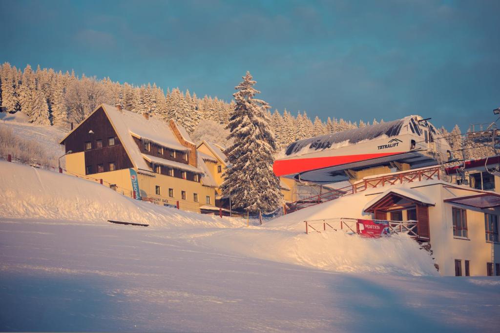 齐莱涅克Straszny Dwór的雪中带火车的滑雪小屋