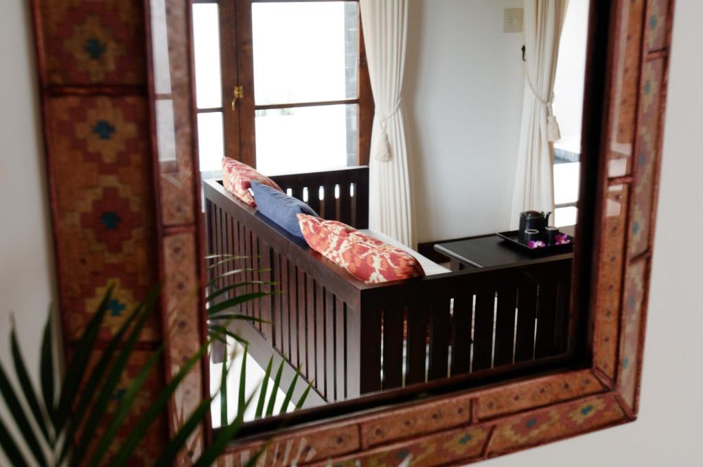 伊东伊豆高原考特拉哥酒店的窗户阳台上的镜子和枕头