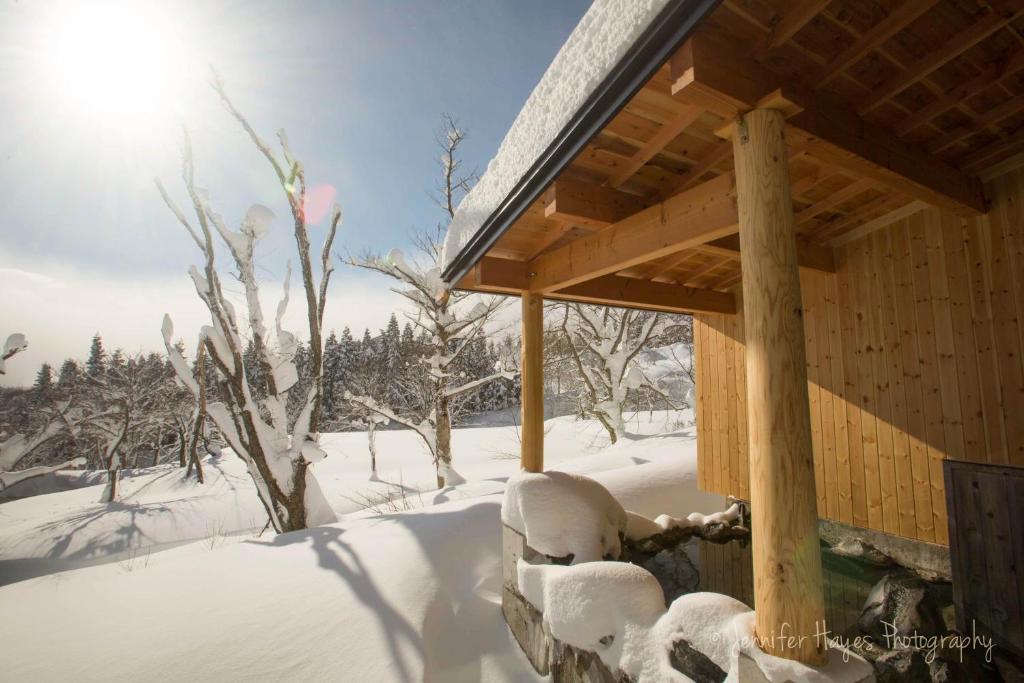 妙高妙高森野山林小屋的小木屋,地面上积雪