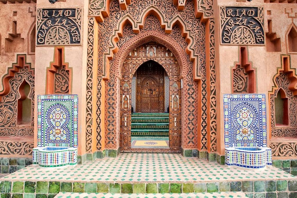 瓦尔扎扎特瓦尔扎扎特庭院旅馆 的木门的建筑物入口