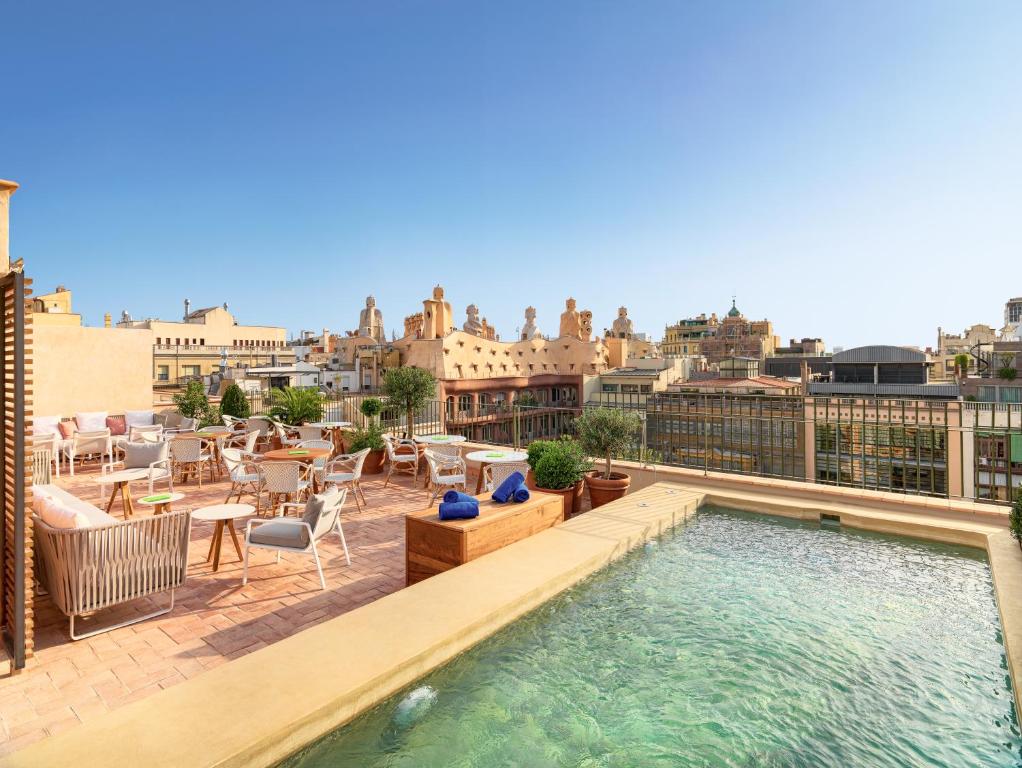 巴塞罗那H10卡萨含羞草4*索普酒店的建筑物屋顶上的游泳池