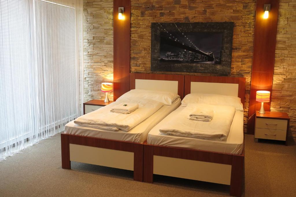 布拉迪斯拉发21号酒店的一间卧室配有一张床,上面有两条毛巾