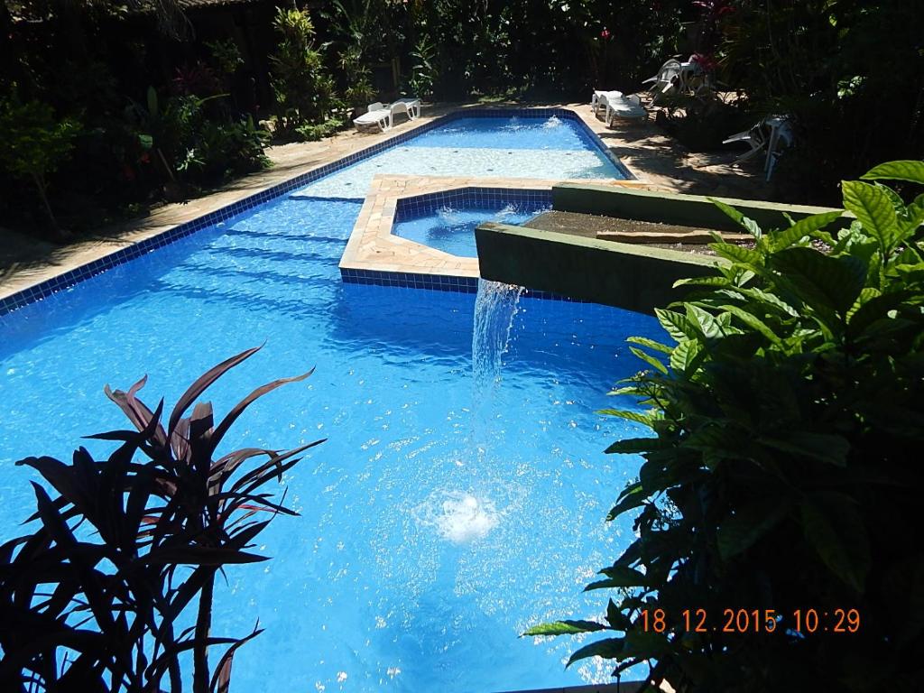 博西坎加Vila dos Tupinambás的游泳池中间设有喷泉