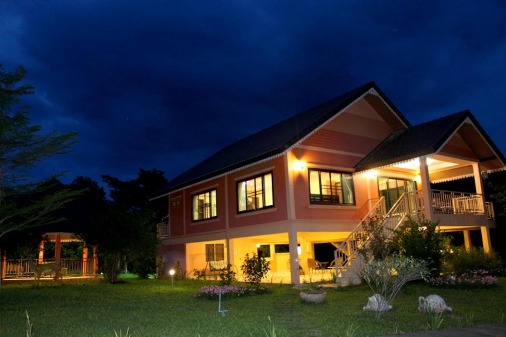 Ban Lam Thong Lang玛雅河谷度假屋的夜晚有灯的房子