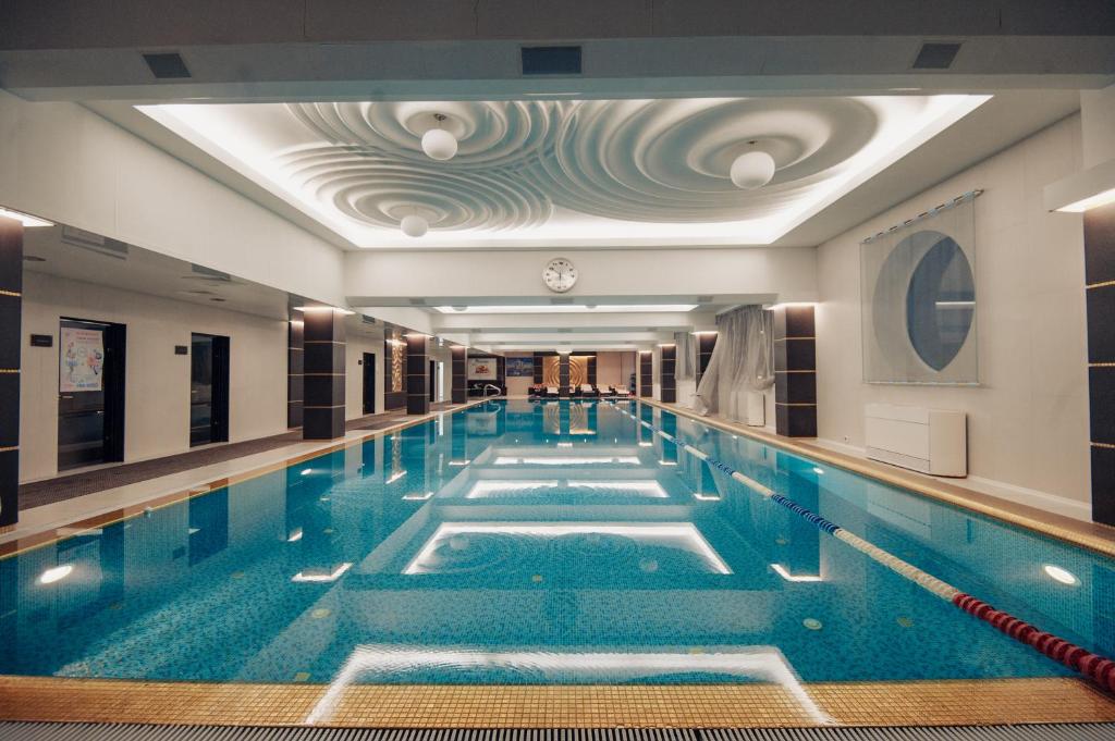 敖德萨Stella Residence Club的一座带天花板的大型游泳池