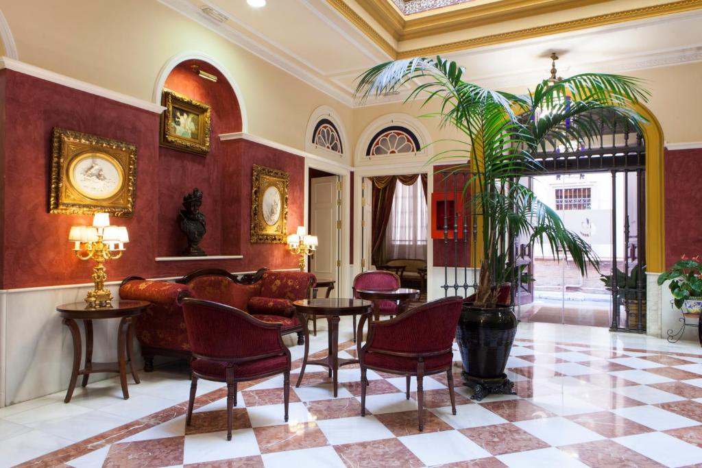 塞维利亚塞万提斯酒店的大堂配有沙发、椅子和桌子