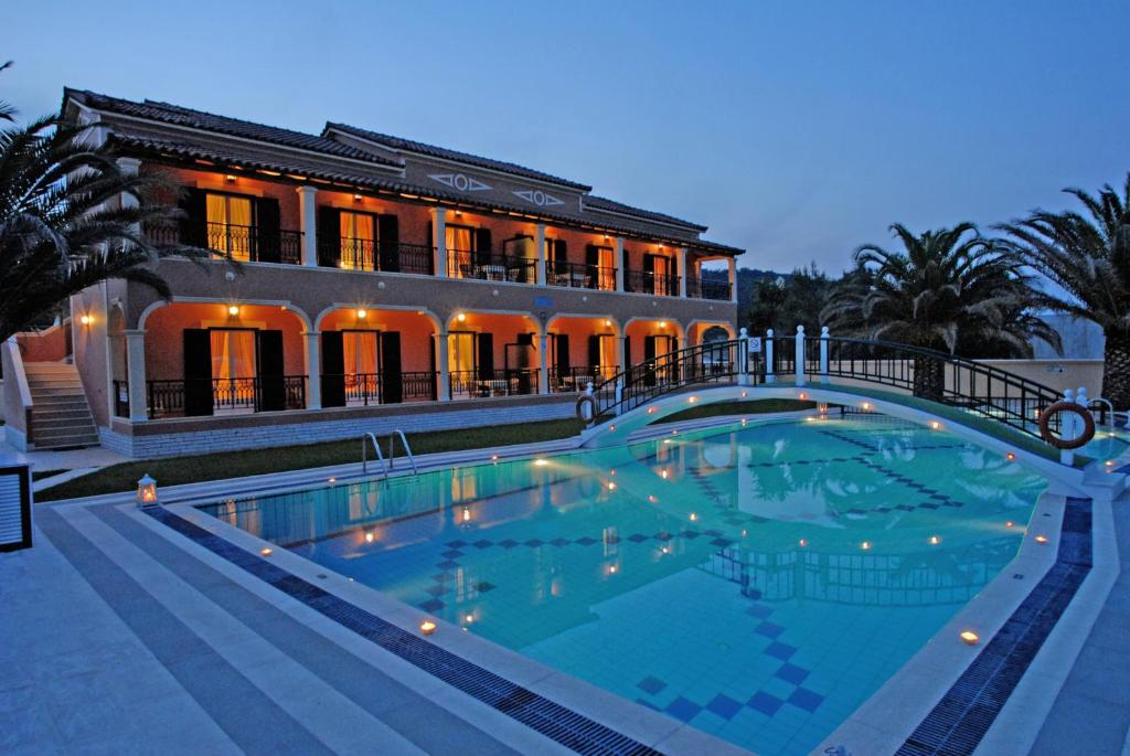 斯达林Dimitris Apartments的大楼前的大型游泳池