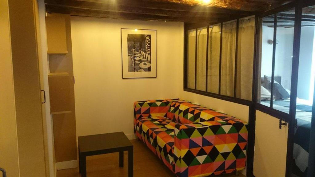 巴黎玛黑区之珠公寓的客厅配有沙发和桌子