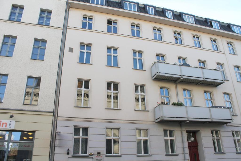 柏林柏林艾米丽酒店的白色的建筑,设有窗户和阳台