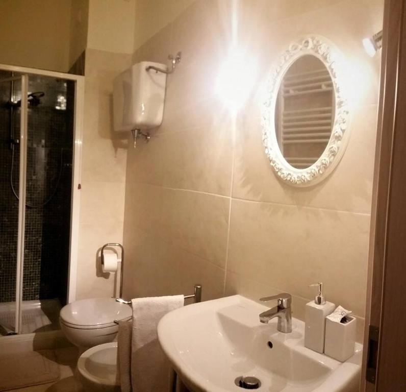 瓦尔法布里卡区弗朗西斯科苏伊帕西宾馆的一间带水槽、卫生间和镜子的浴室