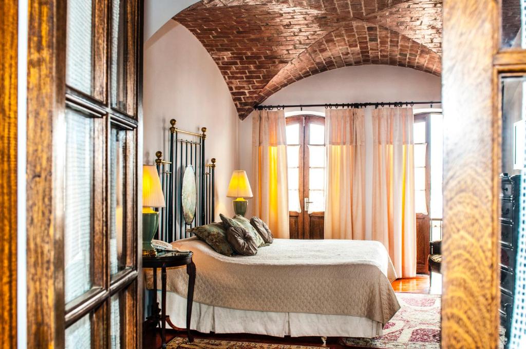 苏克雷圣玛丽亚皇家酒店的一间卧室设有一张大床和拱形天花板