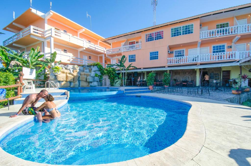 圣伊格纳西奥卡哈帕奇度假村 的一名男子和一名儿童在酒店的游泳池里