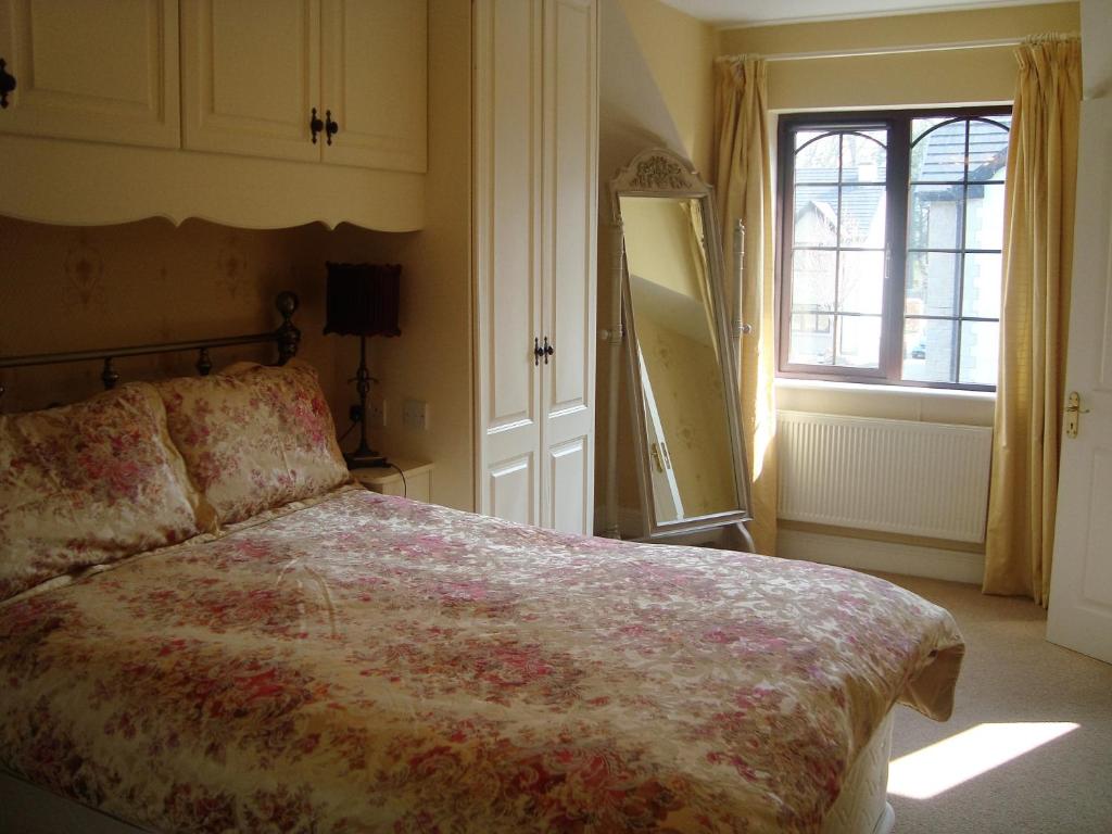 莫希尔Lough Rynn Self Catering的一间卧室设有一张床和一个窗口