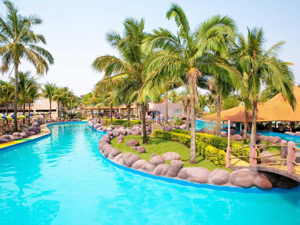 IguaraçuOdy Park Resort Hotel的棕榈树度假村的游泳池