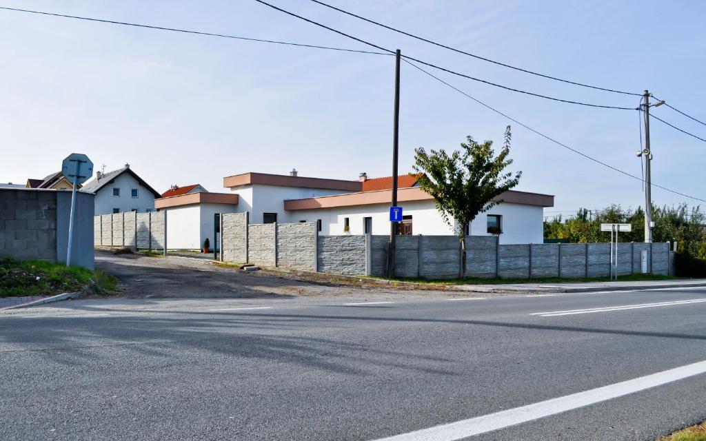 BudimírMini Motel的一条有栅栏的空街道和一些房屋