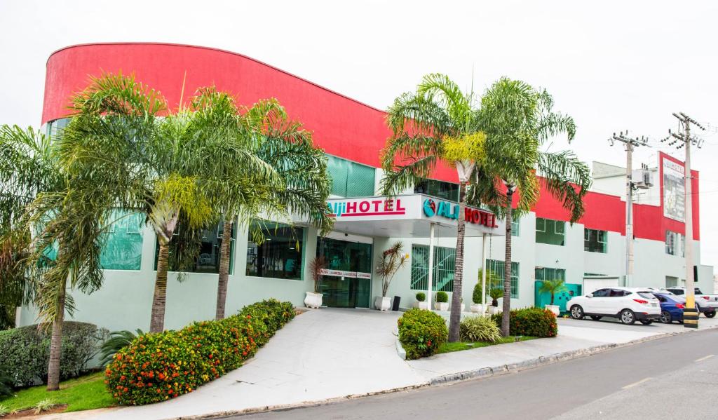 因达亚图巴阿尔吉酒店的一座楼前有棕榈树的酒店