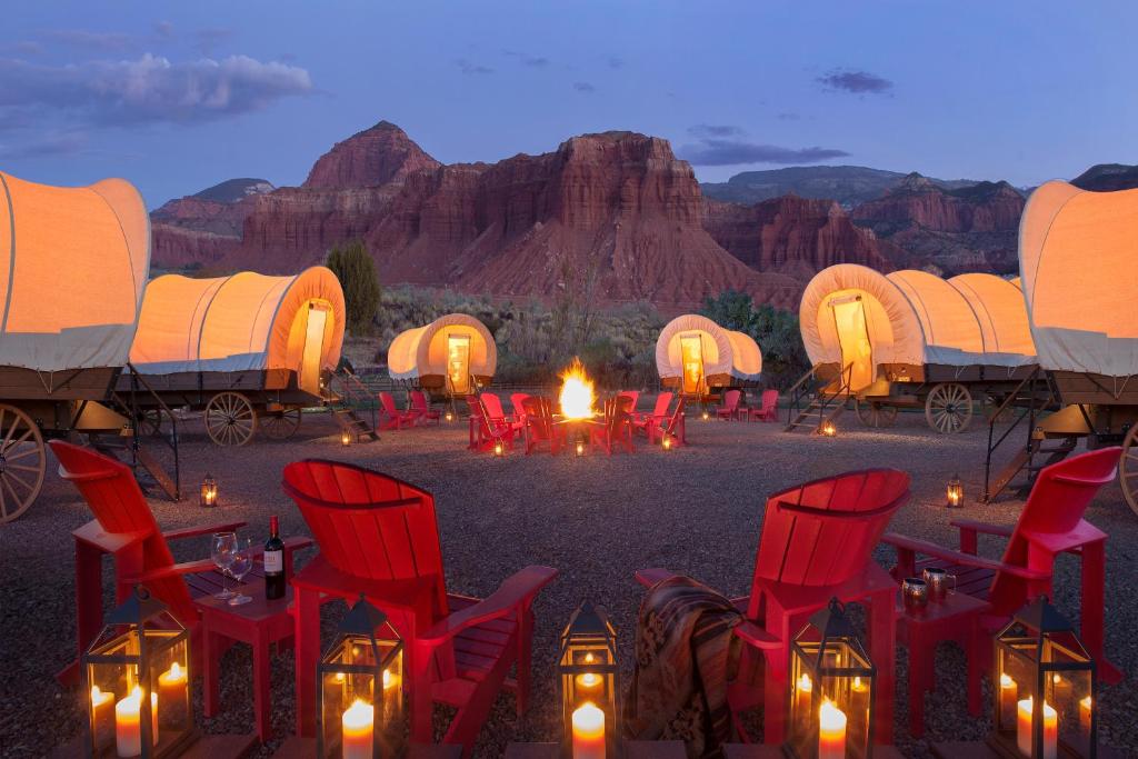 托里贝斯特韦斯特圆顶礁度假酒店的沙漠中一群红色椅子和火