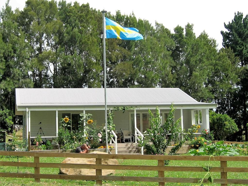 米兰达米兰达果园乡村民宿的悬挂在房子前面的旗帜