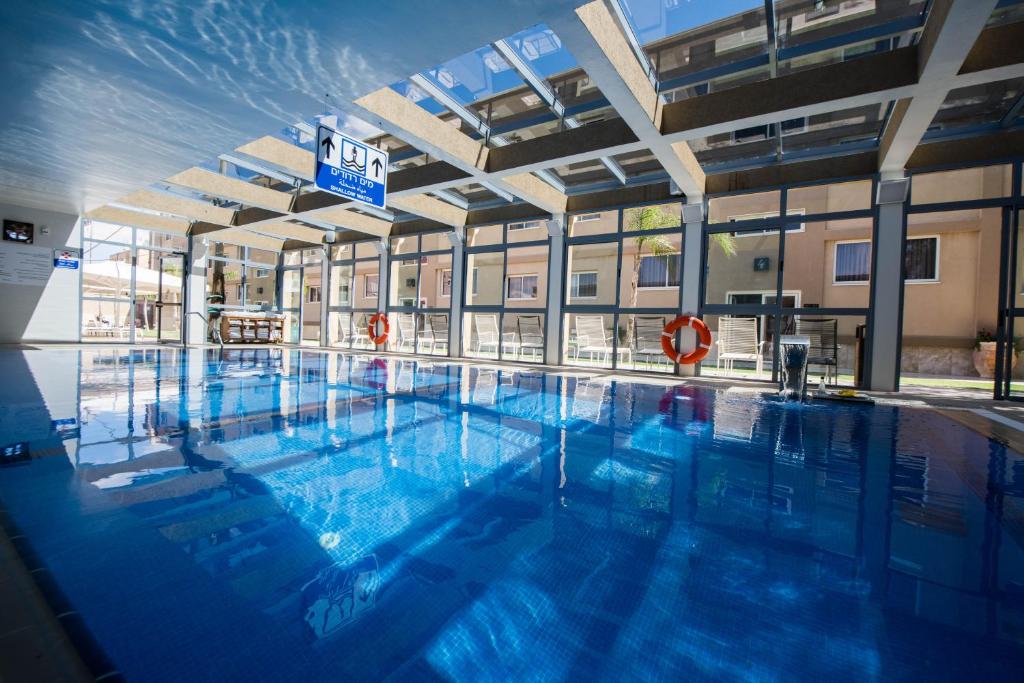 米茨佩·拉蒙拉蒙套房智能酒店的大楼内的大型游泳池