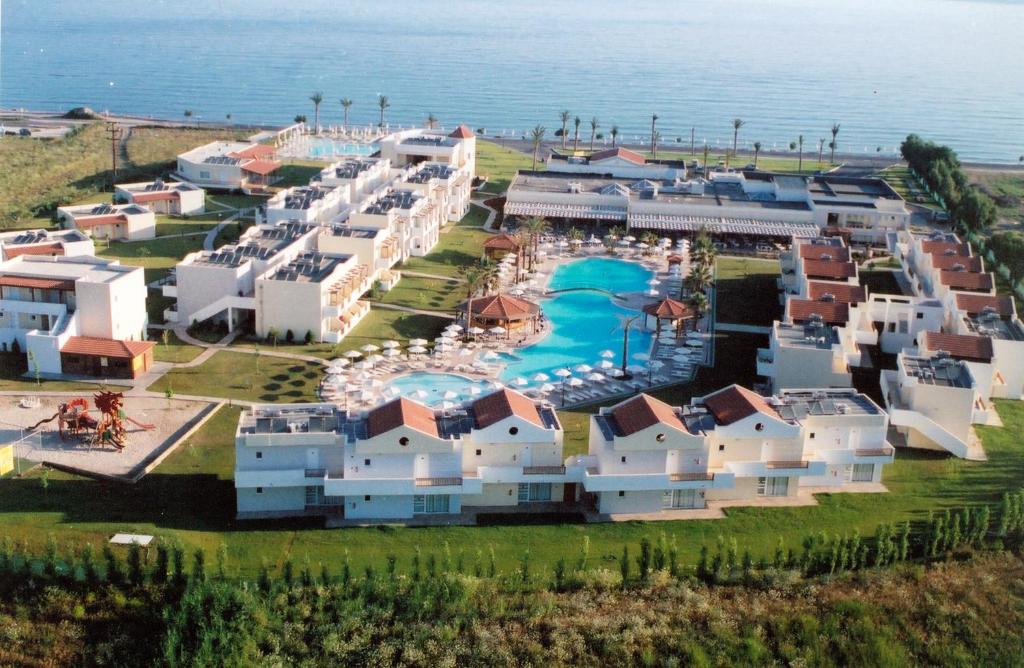 蒂加基索帕斯海滩酒店的享有度假村和海洋的空中景致