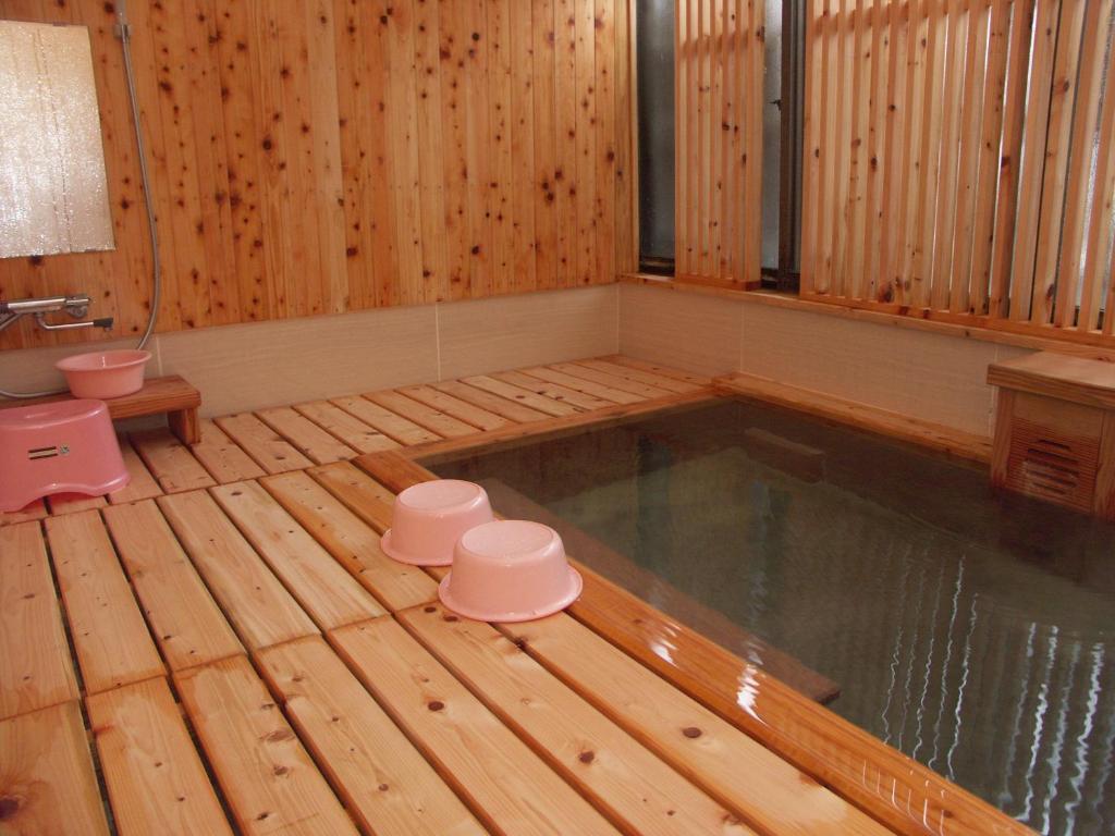 藏王温泉伊藤屋的铺有木地板的木制客房内的热水浴池