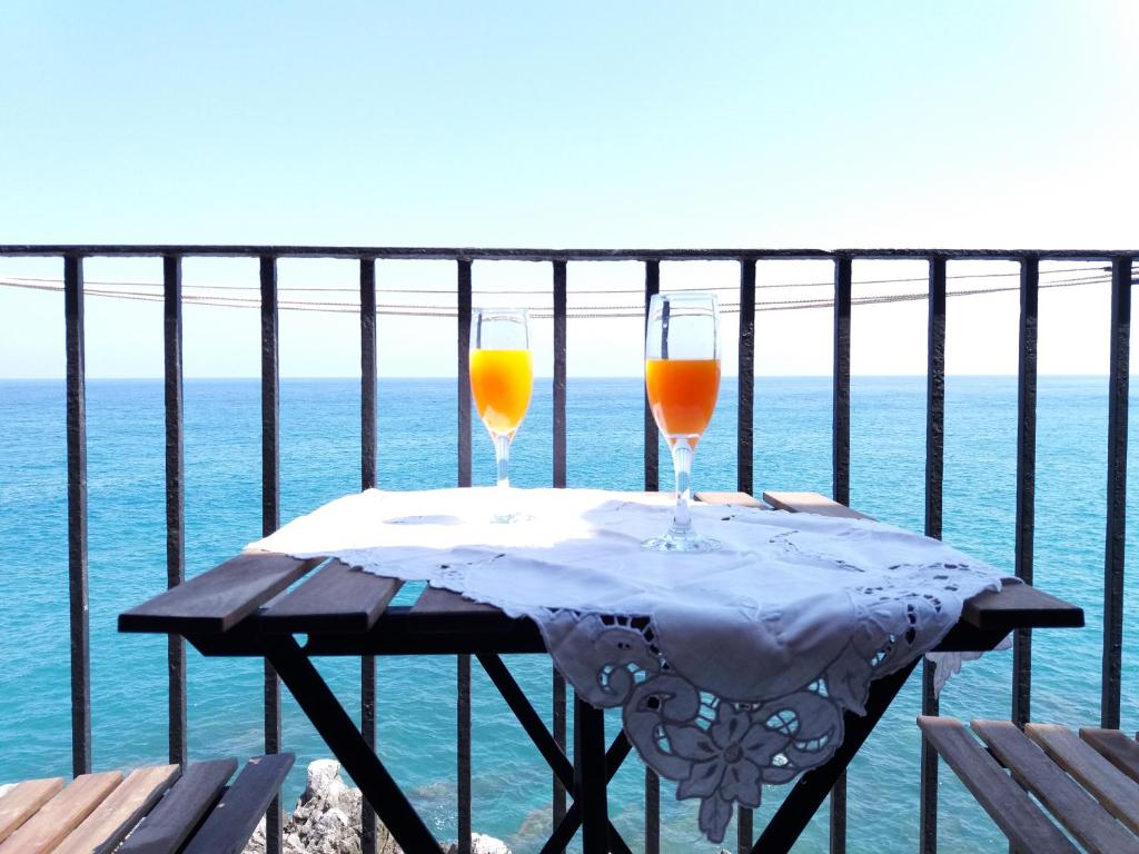 切法卢Marina House的两杯酒坐在海洋的桌子上