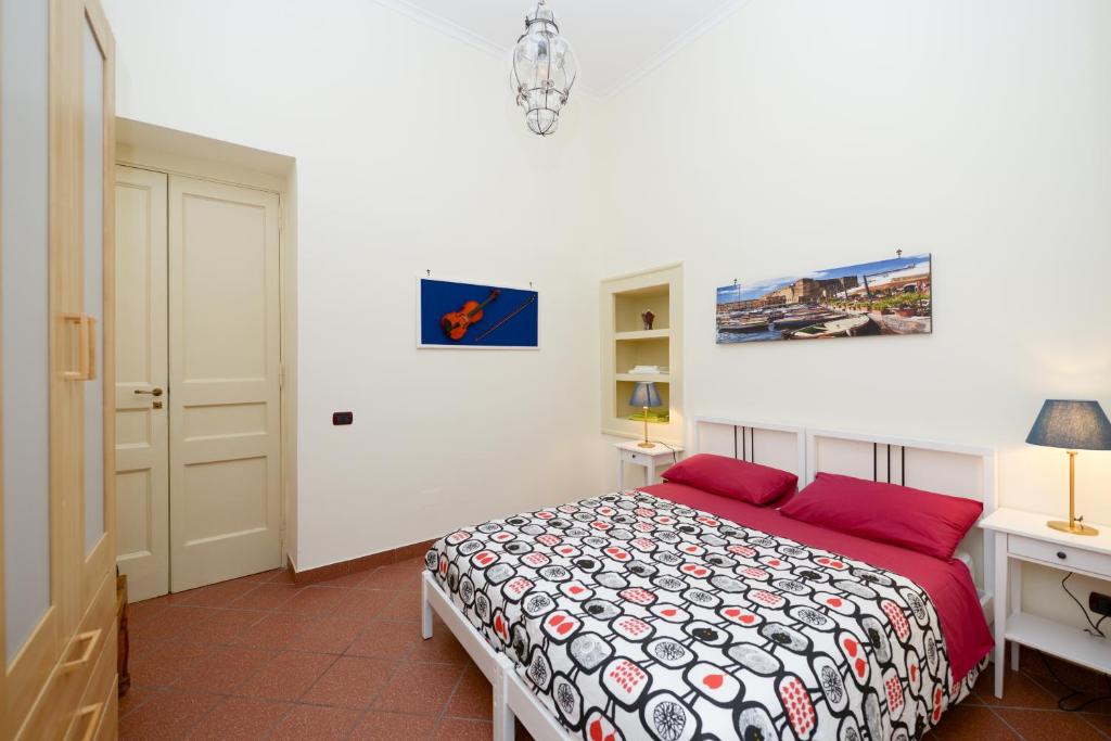 那不勒斯Residenza Santa Chiara的一间卧室配有一张床和一张书桌