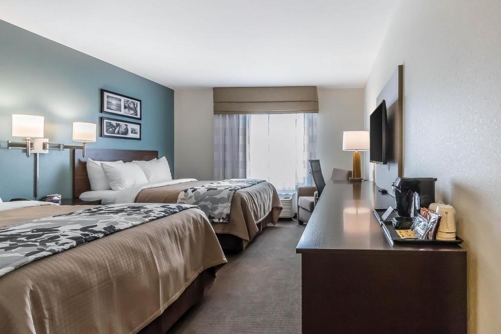 奥法隆Sleep Inn & Suites O'Fallon MO - Technology Drive的酒店客房设有两张床和电视。