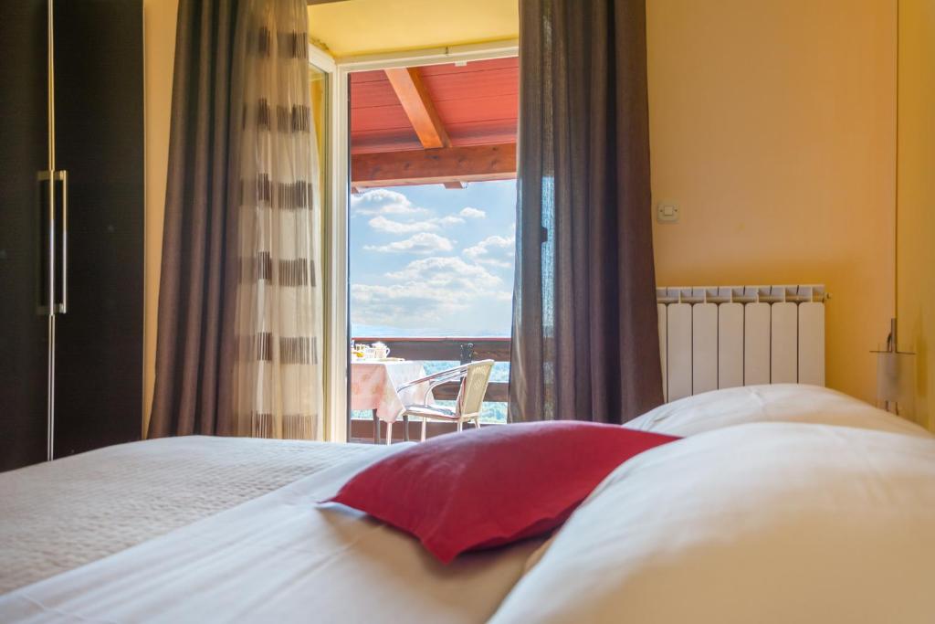 莫托文马里加维拉旅馆的一间卧室设有一张床和一个美景窗户。