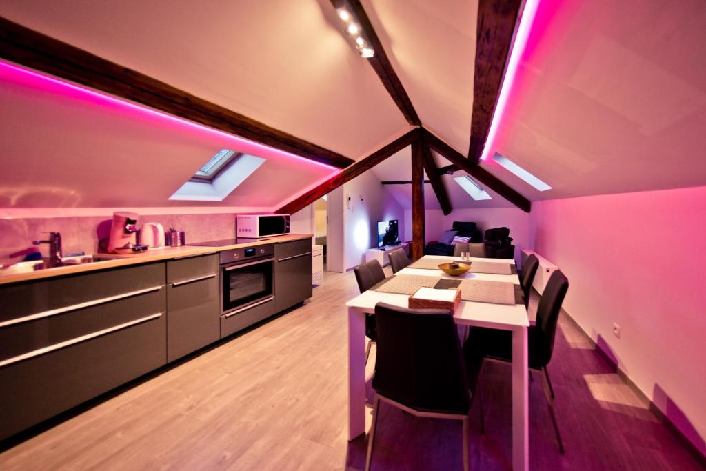 列日纳内斯套房公寓的厨房设有紫色照明的用餐室