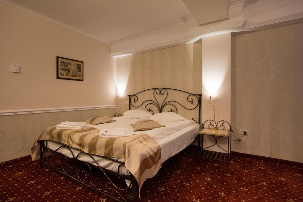 奥托佩尼Hotel Aviator Boutique的一间卧室,卧室内配有一张大床