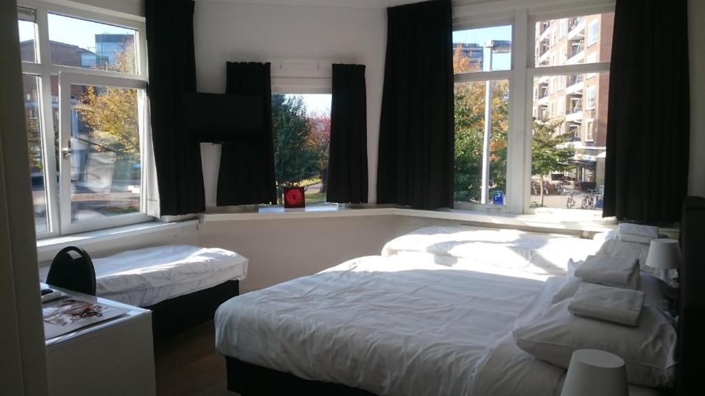 乌得勒支Hotel-Chao NL 24 hours open的一间卧室设有两张床和两个窗户。