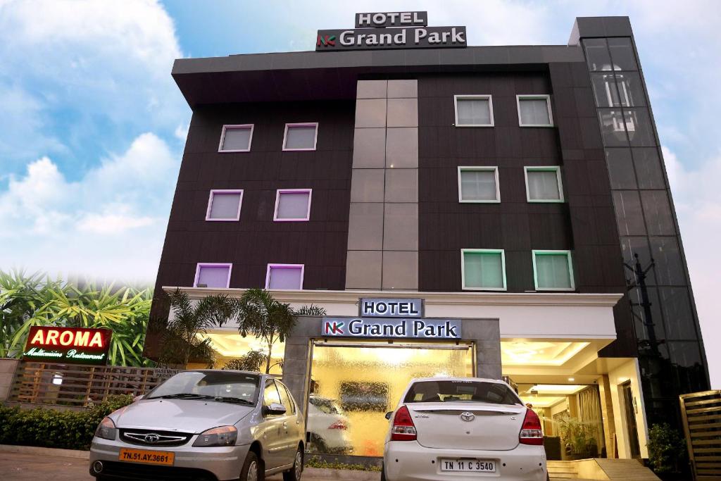 钦奈Hotel Nk Grand Park Airport Hotel的停在酒店门前的两辆汽车