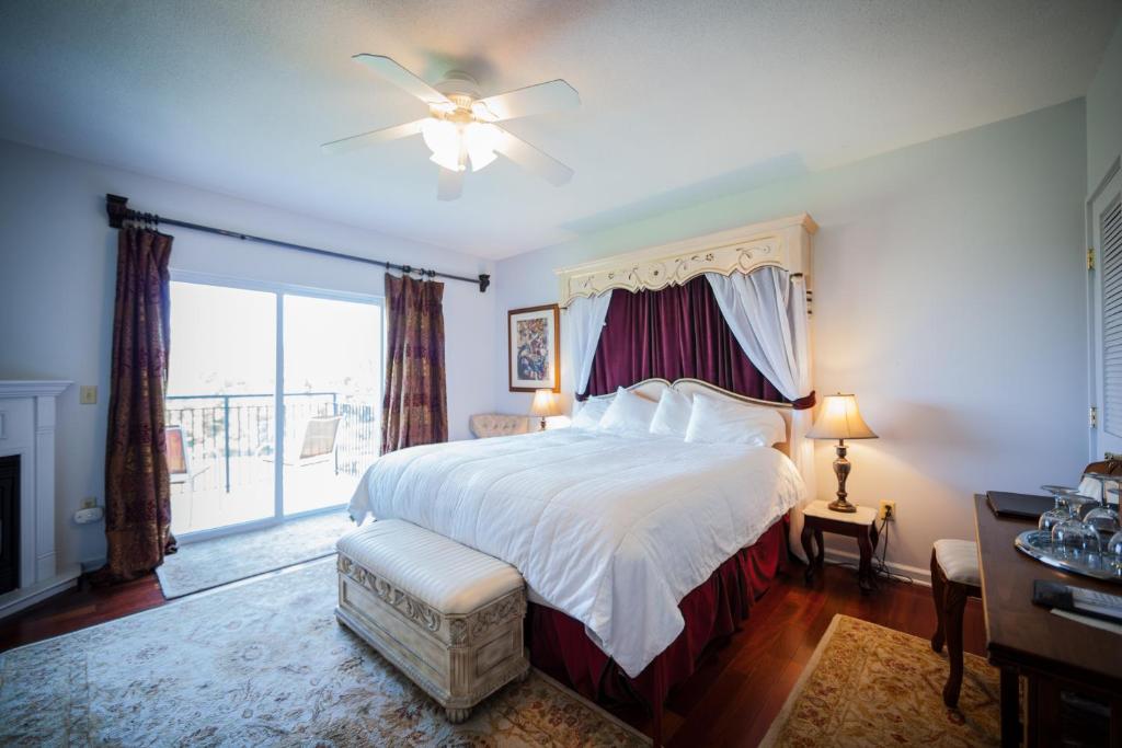 伊萨卡图莱尔Spa酒店的一间卧室设有一张床和一个大窗户