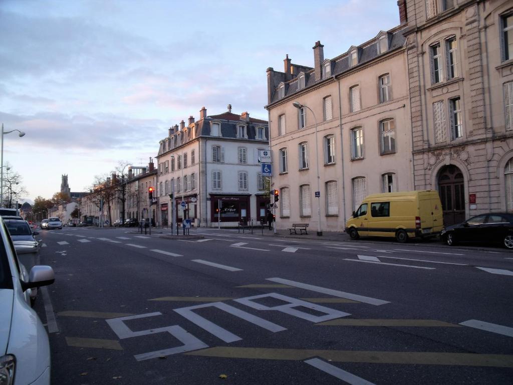 南希Chambres d'hôtes Olry的一条空荡荡的城市街道,汽车停在路边