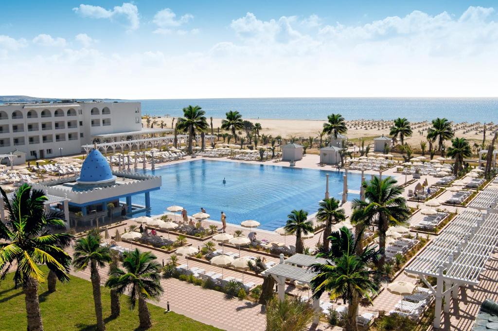 哈马马特Occidental Marco Polo的享有度假胜地的空中景致,设有游泳池和海滩