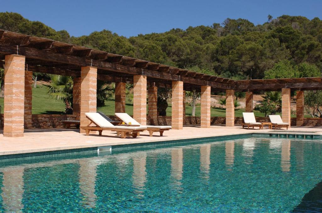 卡斯孔科斯德斯卡瓦利耶桑特拉萨乡村酒店 的一个带躺椅的游泳池和一个凉亭