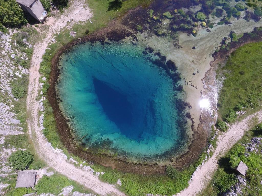 MilašiVilla Cetina的享有大型蓝色湖泊的空中景致