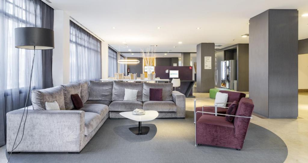 萨拉戈萨伊鲁尼翁罗曼瑞达酒店的客厅配有沙发和两把椅子